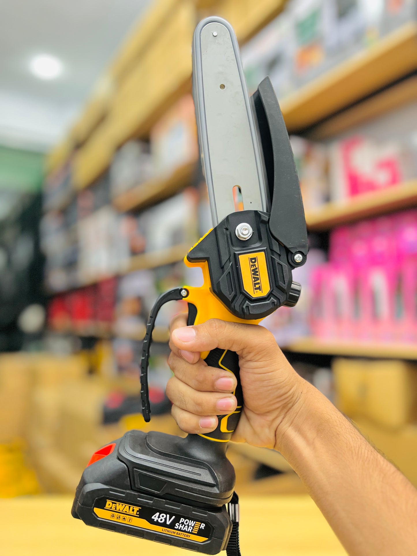 DEWALT 48V Cordless Mini Chainsaw with 2 Batteries & Carry Case – Portable Electric Pruning Saw for Home & Garden