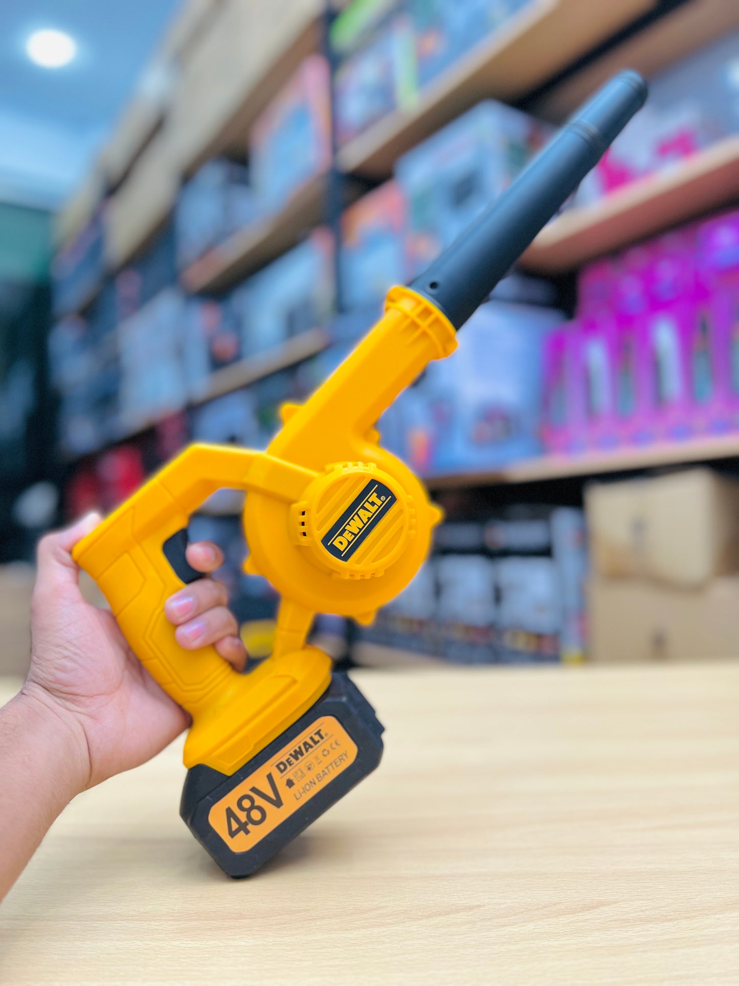 DEWALT 48V Cordless Air Blower with 2 Batteries – Portable Electric Leaf & Dust Cleaner for Home, Garden & Workshop
