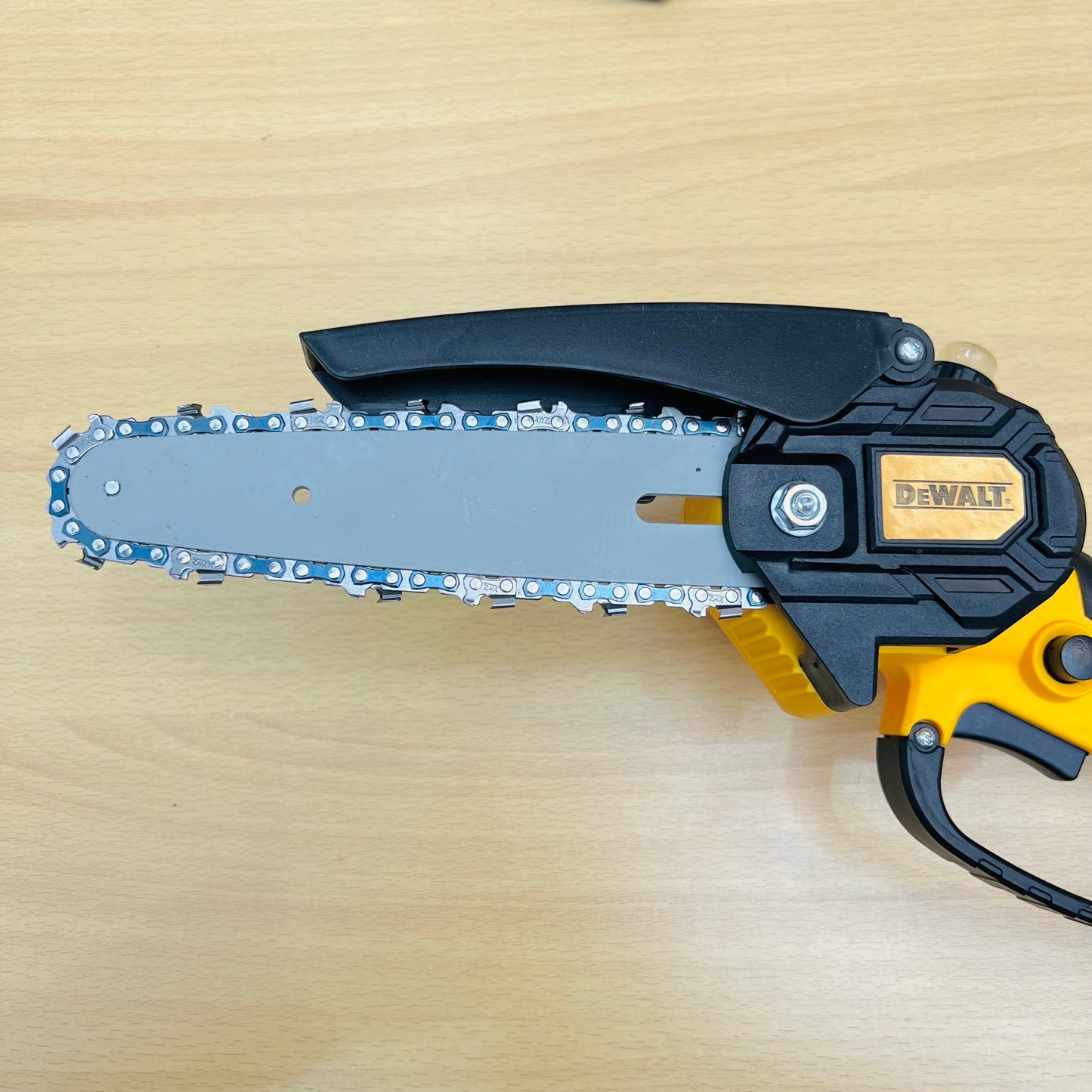 DEWALT 48V Cordless Mini Chainsaw with 2 Batteries & Carry Case – Portable Electric Pruning Saw for Home & Garden